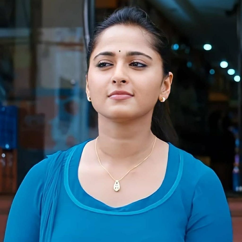 Anushka Shetty Biography ( Age, Height, Boyfriend, Family & More)