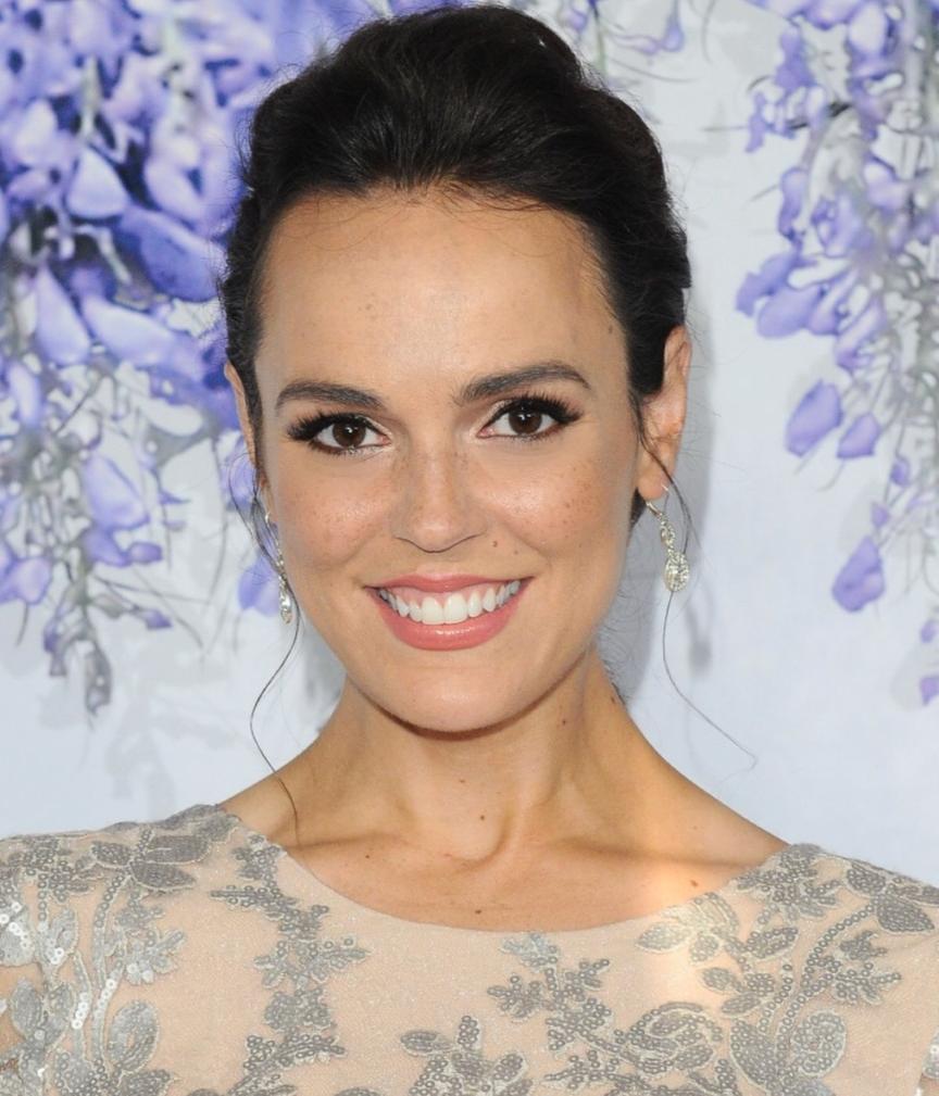 Erin Cahill Biography (Age, Height, Weight, Boyfriend & More)