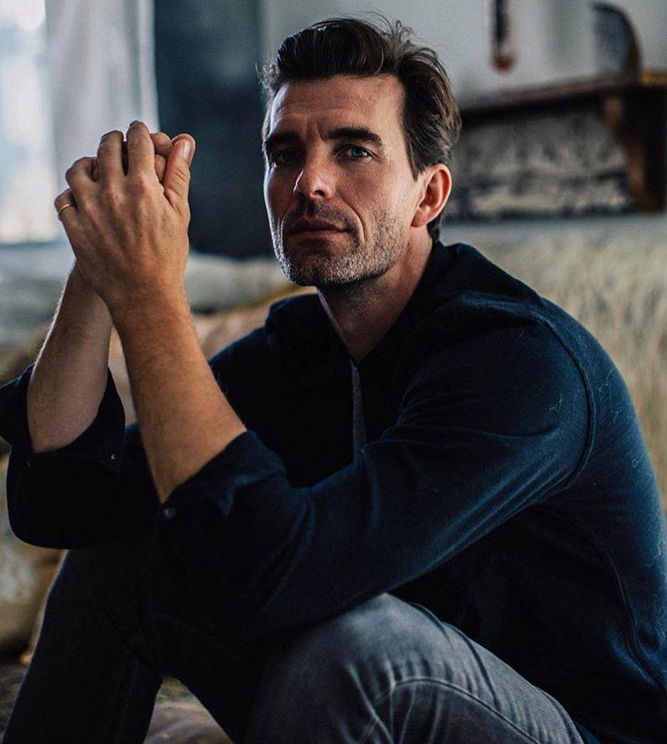 Lucas Bryant Biography (Age, Height, Weight, Girlfriend & More)