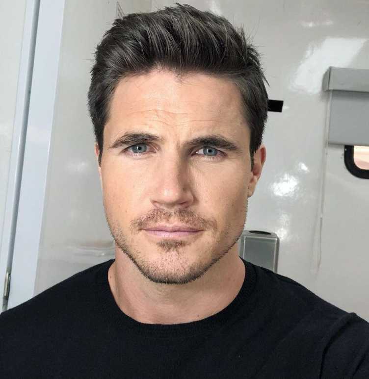 Robbie Amell Biography (Age, Height, Weight, Girlfriend & More)