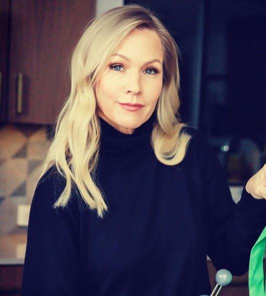 Jennie Garth Biography (Age, Height, Weight, Husband, Family, Career & More)
