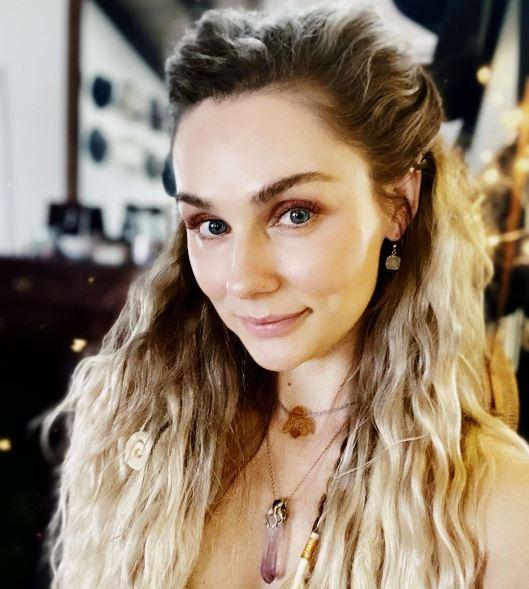 Clare Bowen Biography (Age, Height, Weight, Husband, Family, Career & Hallmark Movies)