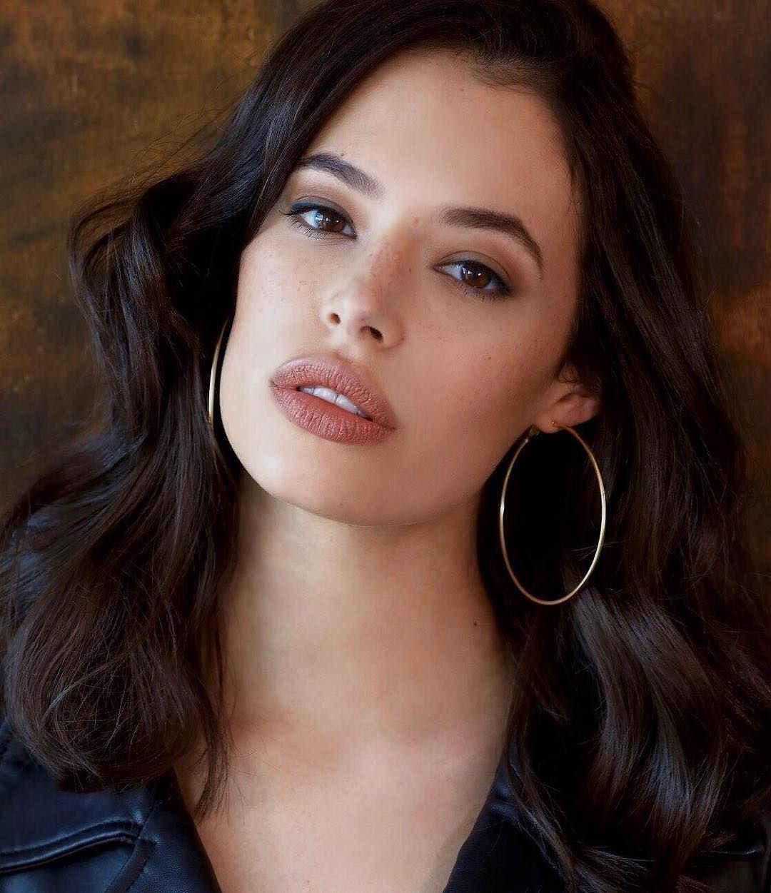 Chloe Bridges Biography (Age, Height, Weight, Husband, Family, Career & More)