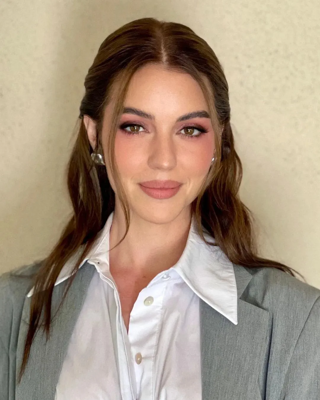 Adelaide Kane Biography, Age, Height & Boyfriend mrDustBin