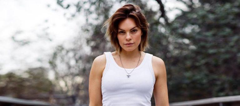 Juliana folk New Day USA Blonde Girl